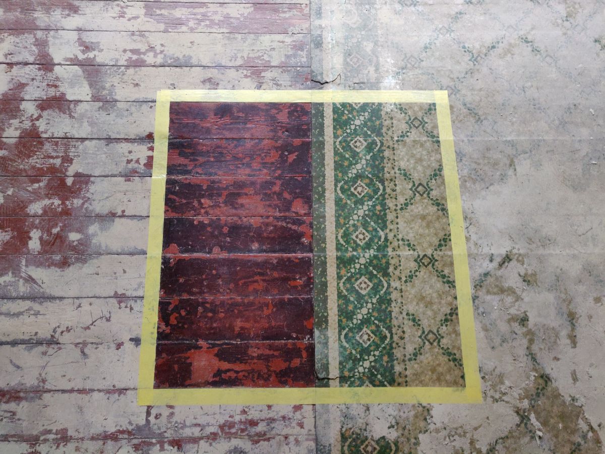 Detailaufnahme des Fußbodens in einem Raum des Anbaus der ehemaligen Häftlingsküche. Deutlich sichtbar sind die Ergebnisse der restauratorischen Überarbeitung im zentralen Bildfeld. (Aufnahme: Kreismuseum Wewelsburg, 2020).